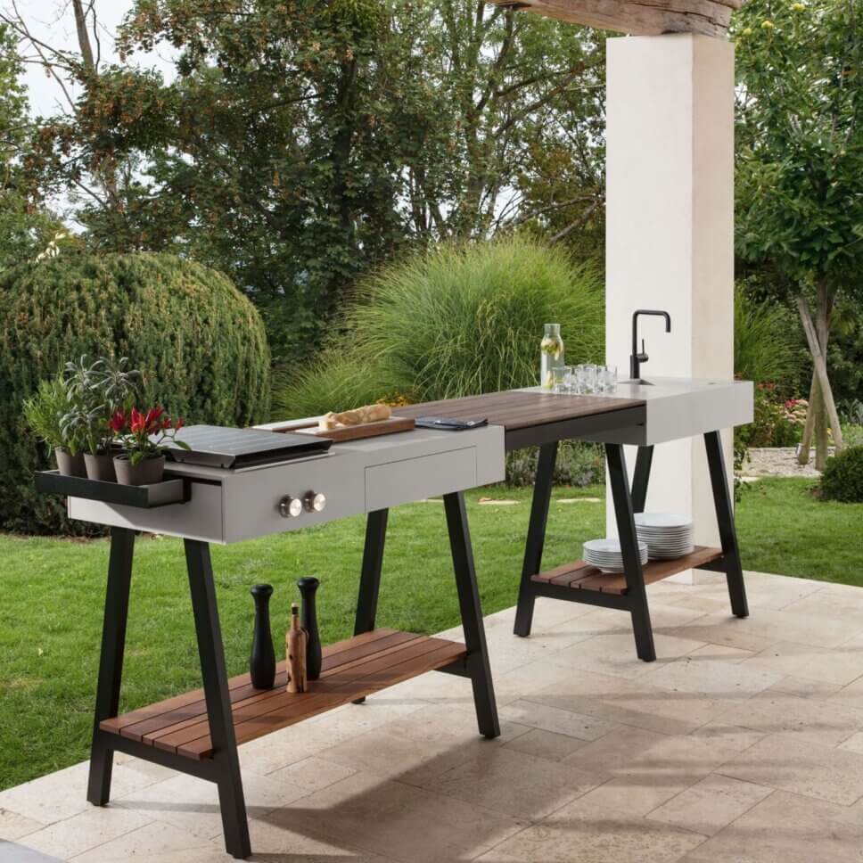 Minimalistische Outdoorküche mit Spülbecken und Gasbrenner auf Terrasse