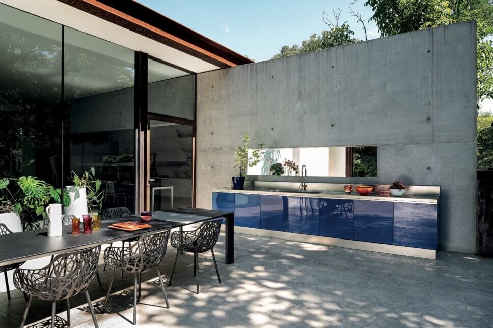 Minimalistische Outdoorküche mit Spülbecken und Gasbrenner auf Terrasse