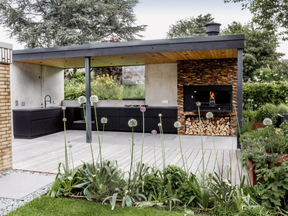 Minimalistische Outdoorküche mit Spülbecken und Gasbrenner auf Terrasse