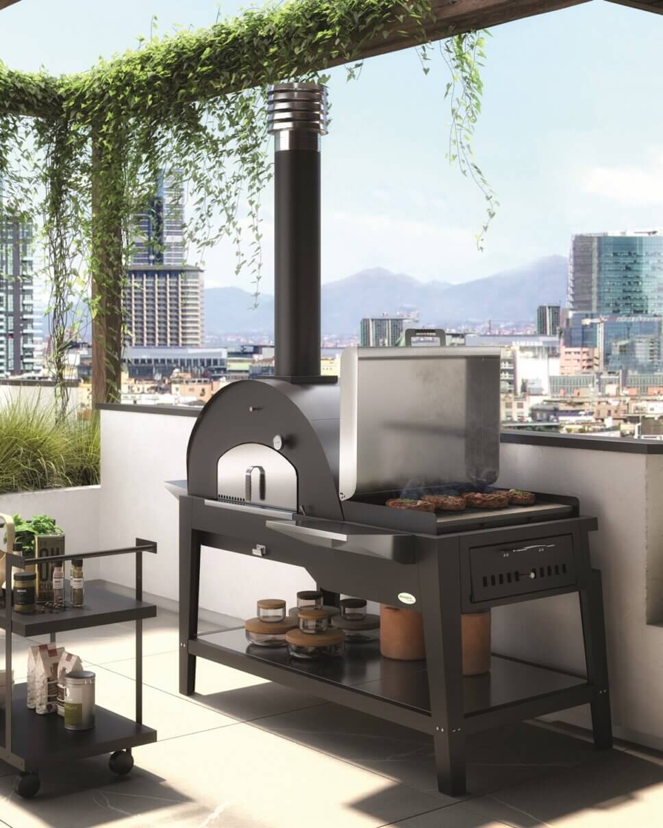 Outdoorküche mit Backofen und Grillplatte auf Terrasse