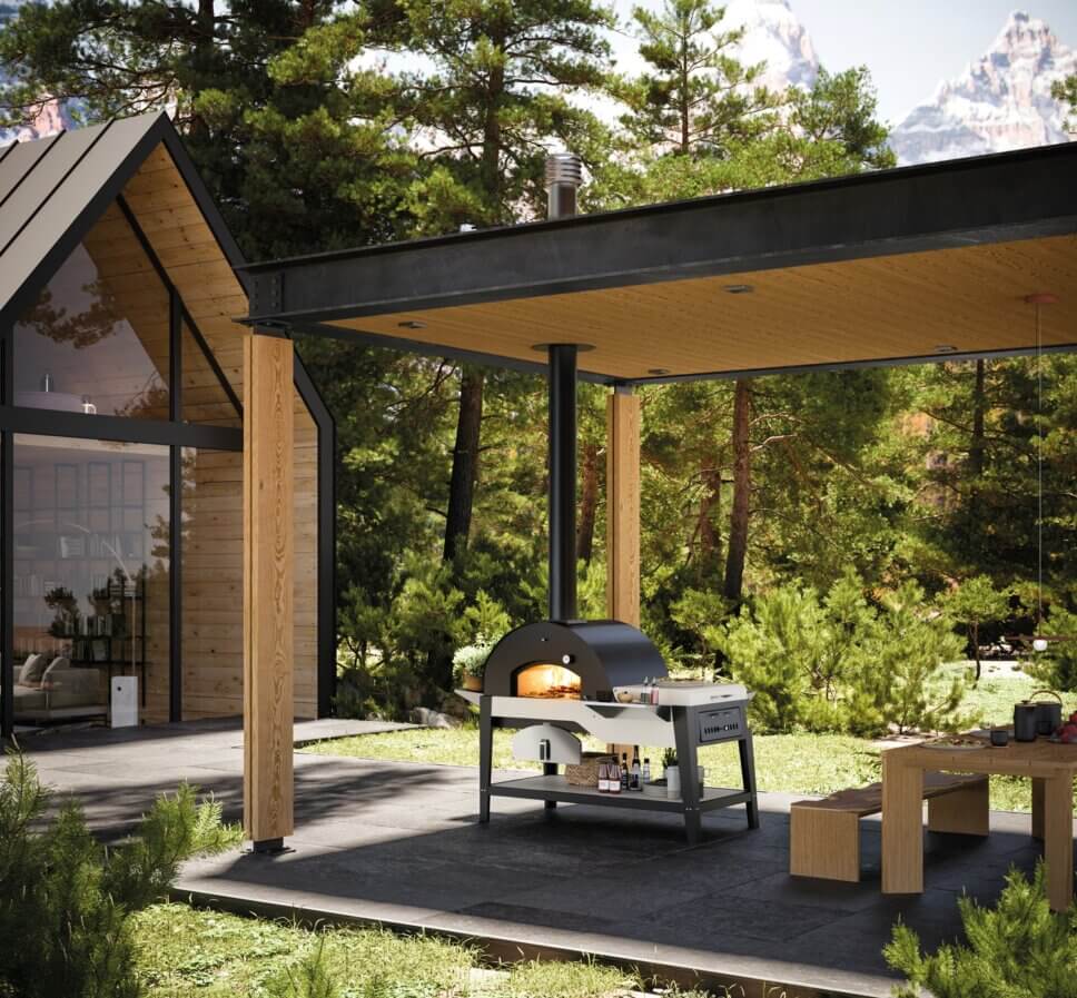 Outdoorküche mit Backofen und Grillplatte auf Terrasse