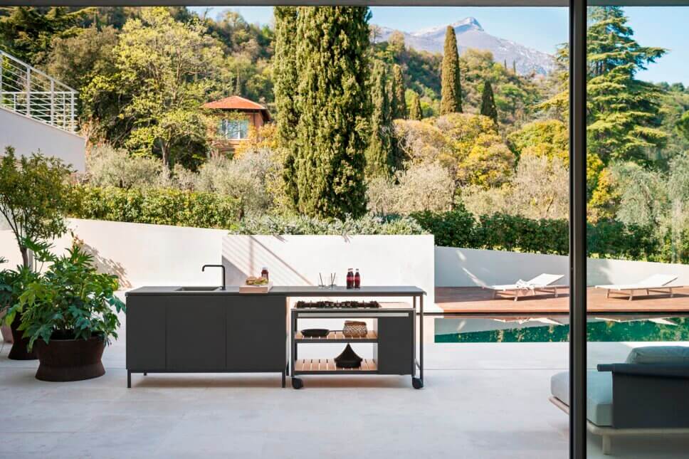 Minimalistische Outdoorküche mit Spülbecken auf Terrasse