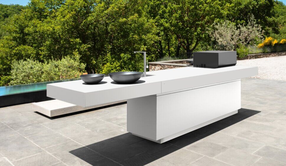 Minimalistische Outdoorküche mit Spülbecken auf Terrasse