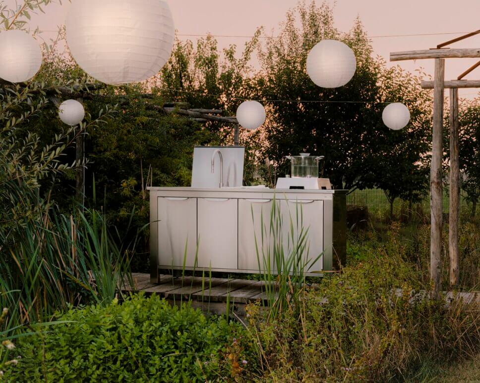Kompakte Outdoorküche mit Spülbecken im Garten