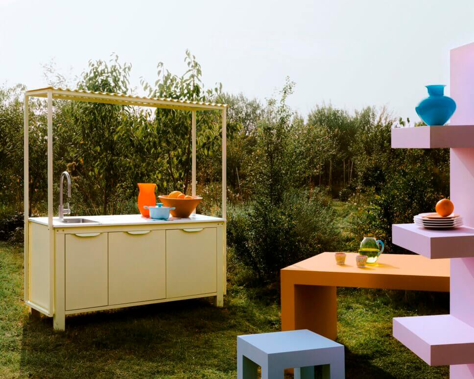 Kompakte Outdoorküche mit Spülbecken im Garten