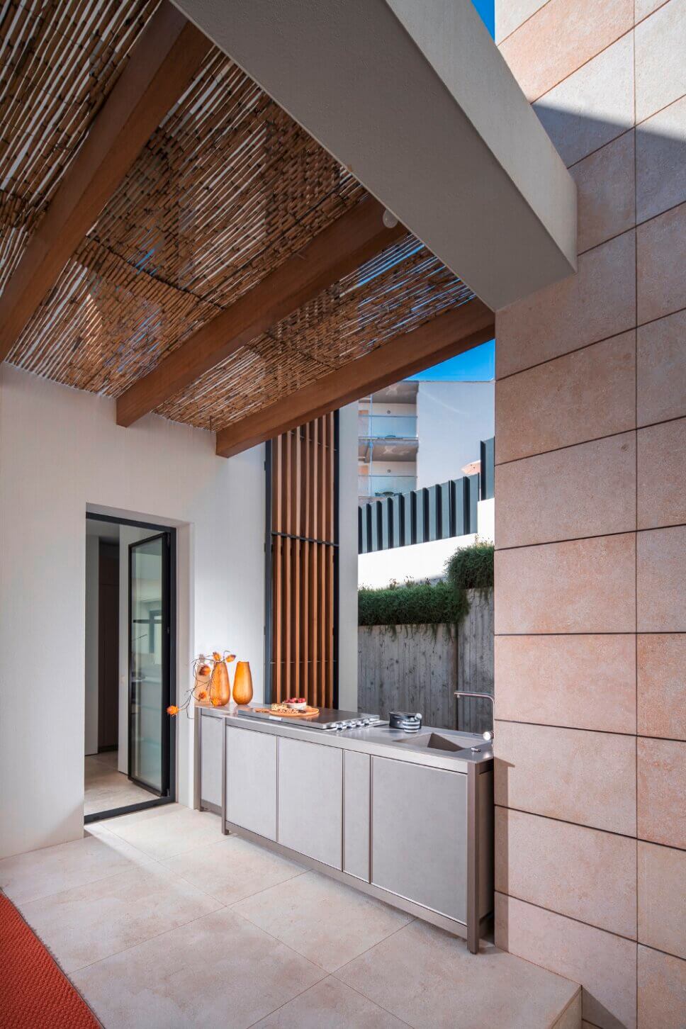 Outdoorküche mit Grill auf der Terrasse