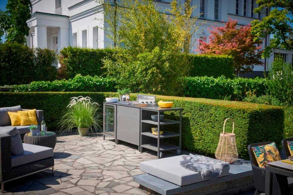 Modulare Outdoorküche mit Grillplatte auf Terrasse