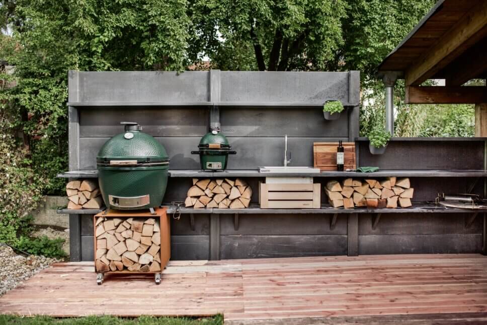 Outdoorküche mit Grill auf der Terrasse