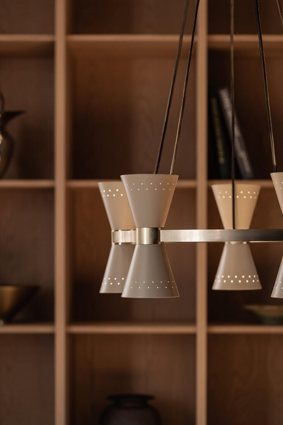 Mit Designermöbeln skandinavisch eingerichtetes Wohnzimmer in Altbau