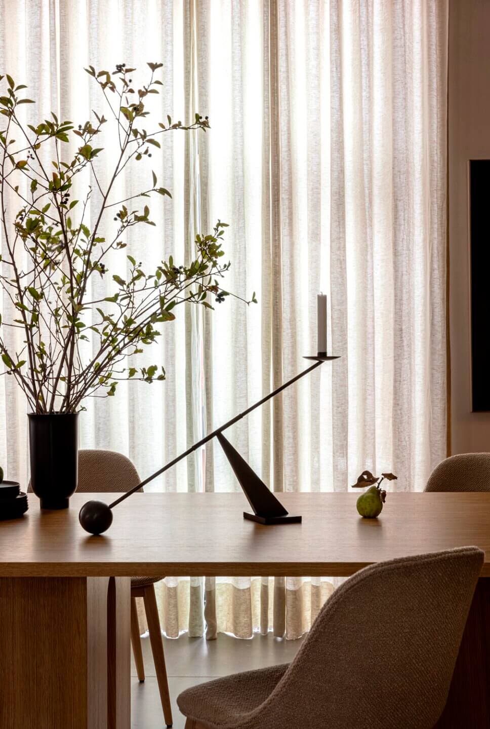 Mit Designermöbeln skandinavisch eingerichtetes Wohnzimmer in Altbau