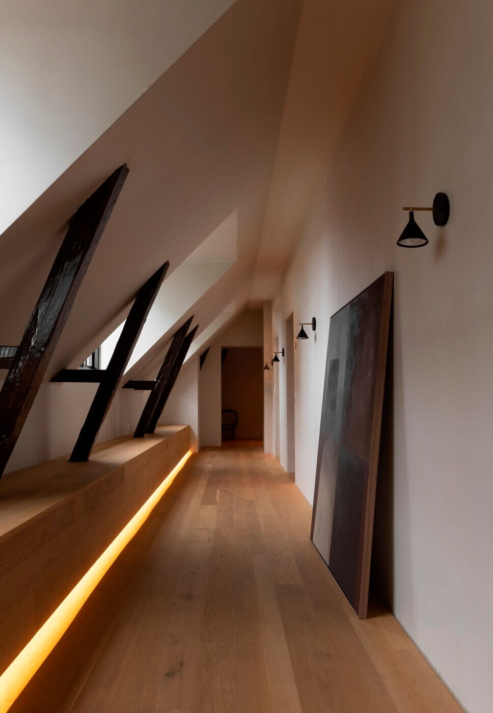 Mit Designermöbeln skandinavisch eingerichteter Flur in Altbau