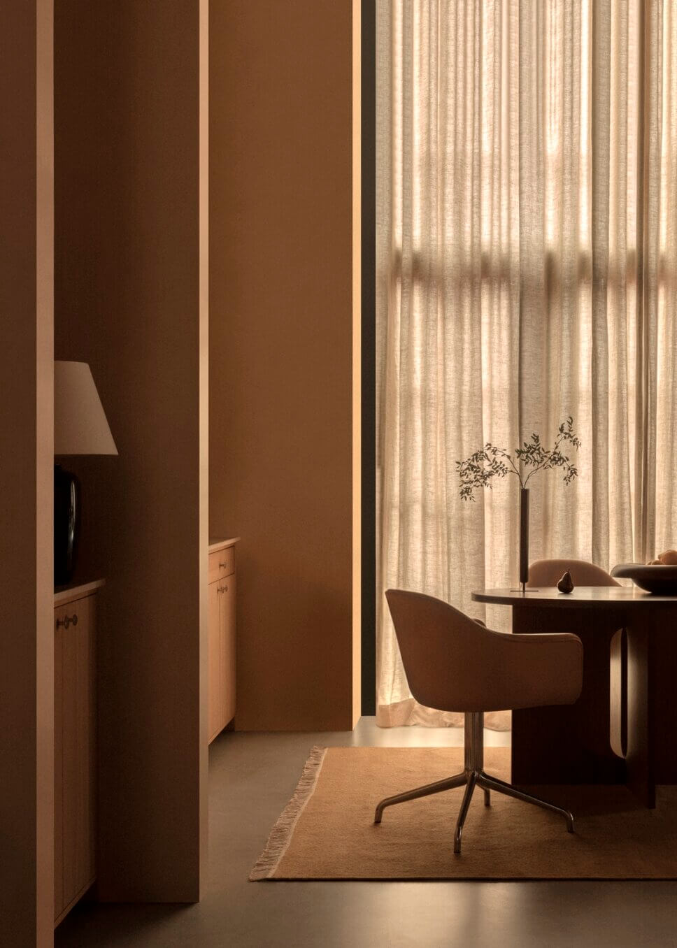 Mit Designermöbeln skandinavisch eingerichtetes Wohnzimmer in Altbau