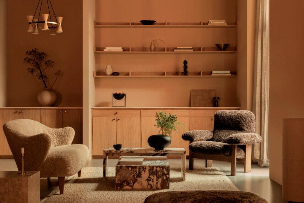 Mit Designermöbeln skandinavisch eingerichtetes Wohnzimmer in Altbau