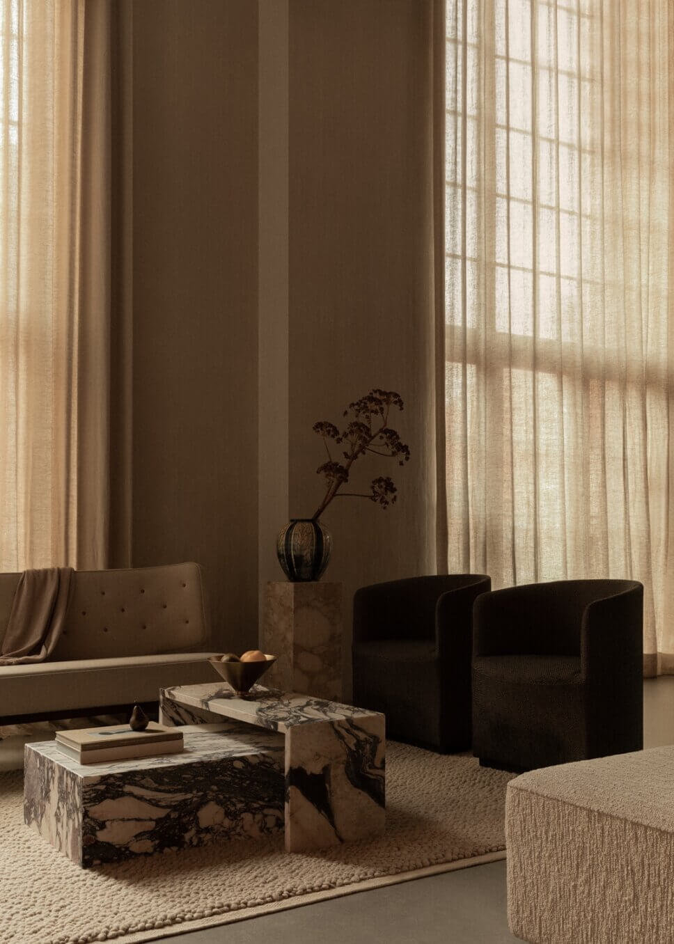 Mit Designermöbeln skandinavisch eingerichtetes Wohnzimmer in Altbau