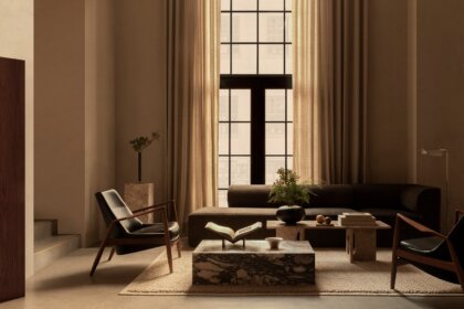 Mit Designermöbeln skandinavisch eingerichtetes Wohnzimmer in Altbau