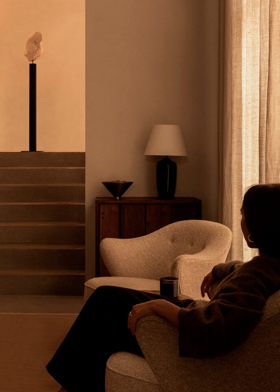 Mit Designermöbeln skandinavisch eingerichtetes Wohnzimmer in Altbau