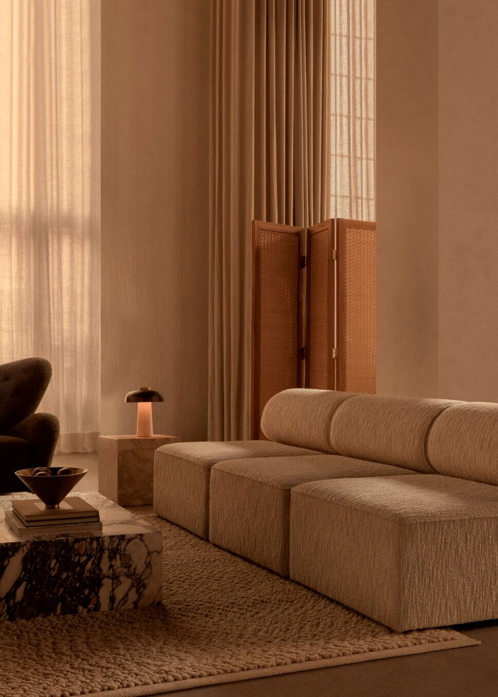 Mit Designermöbeln skandinavisch eingerichtetes Wohnzimmer in Altbau