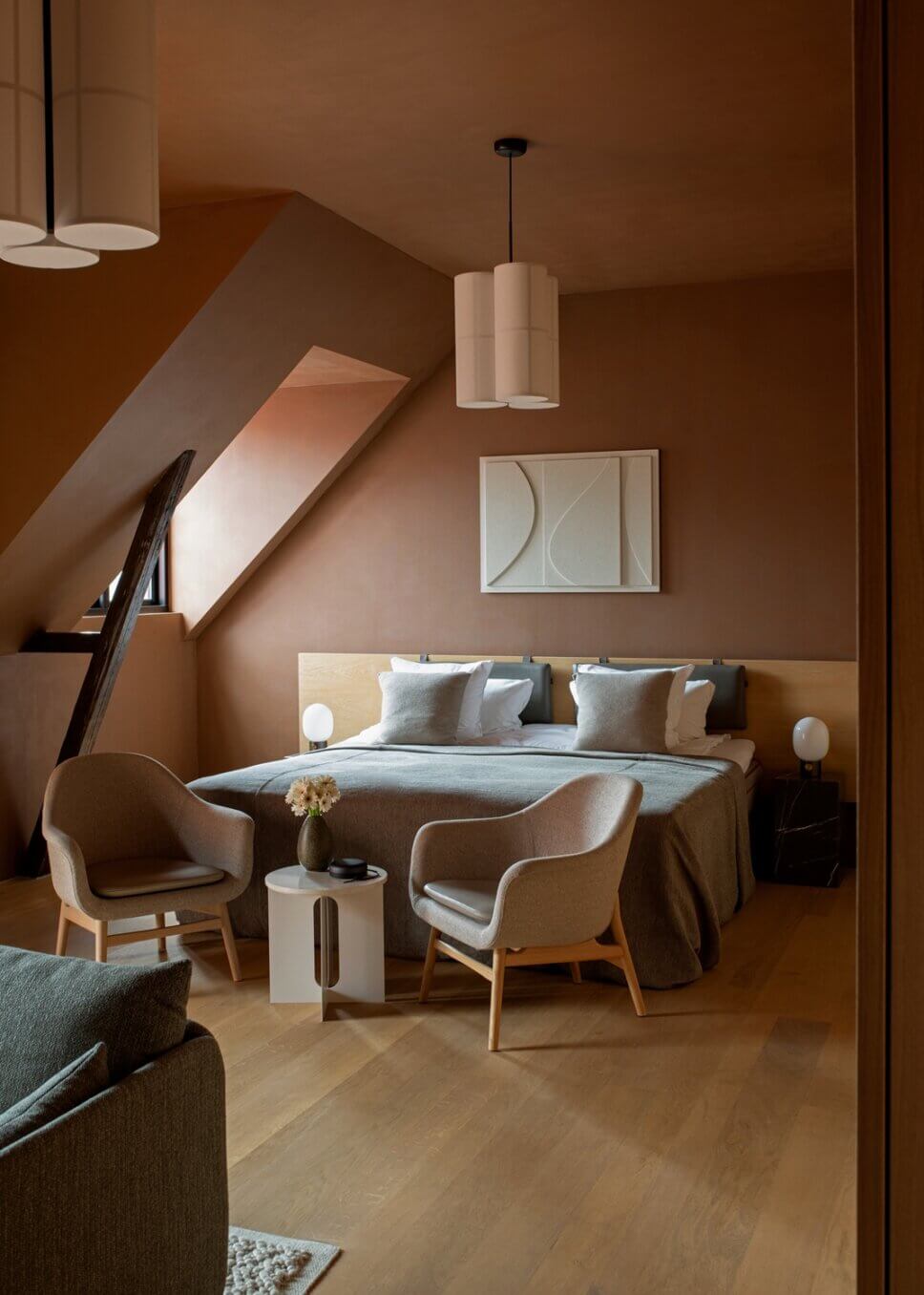 Mit Designermöbeln skandinavisch eingerichtetes Schlafzimmer in Altbau