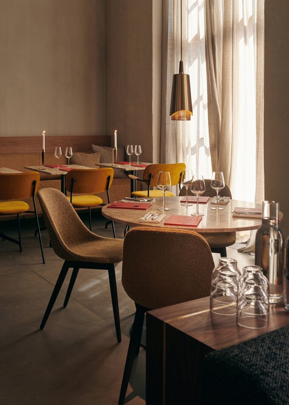 Mit Designermöbeln skandinavisch eingerichtetes Wohnzimmer in Altbau