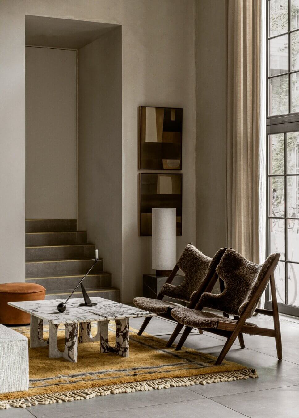 Mit Designermöbeln skandinavisch eingerichtetes Wohnzimmer in Altbau