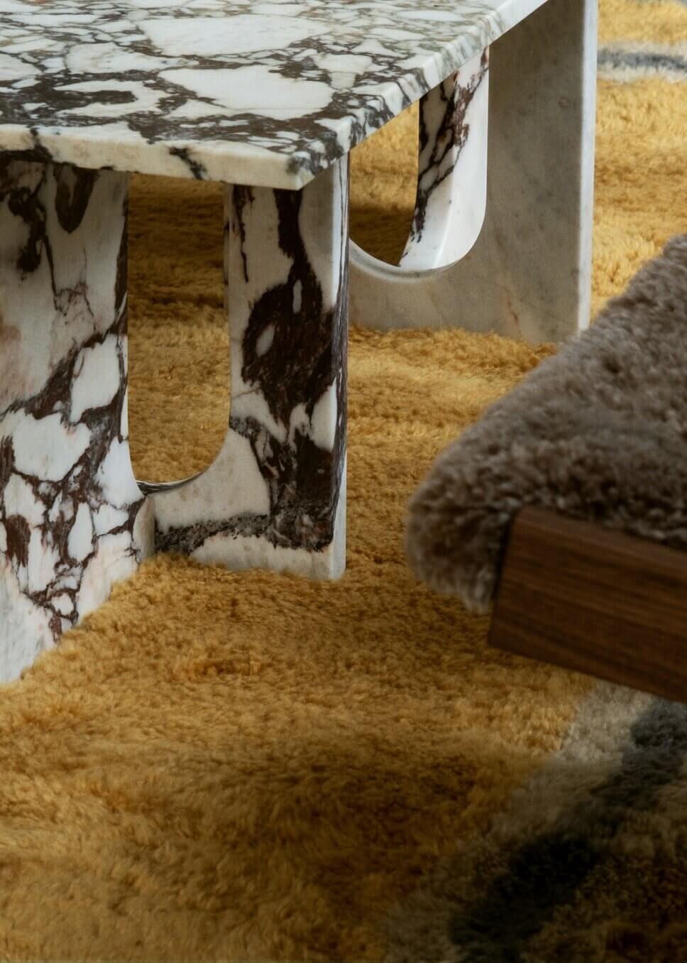 Mit Designermöbeln skandinavisch eingerichtetes Wohnzimmer in Altbau