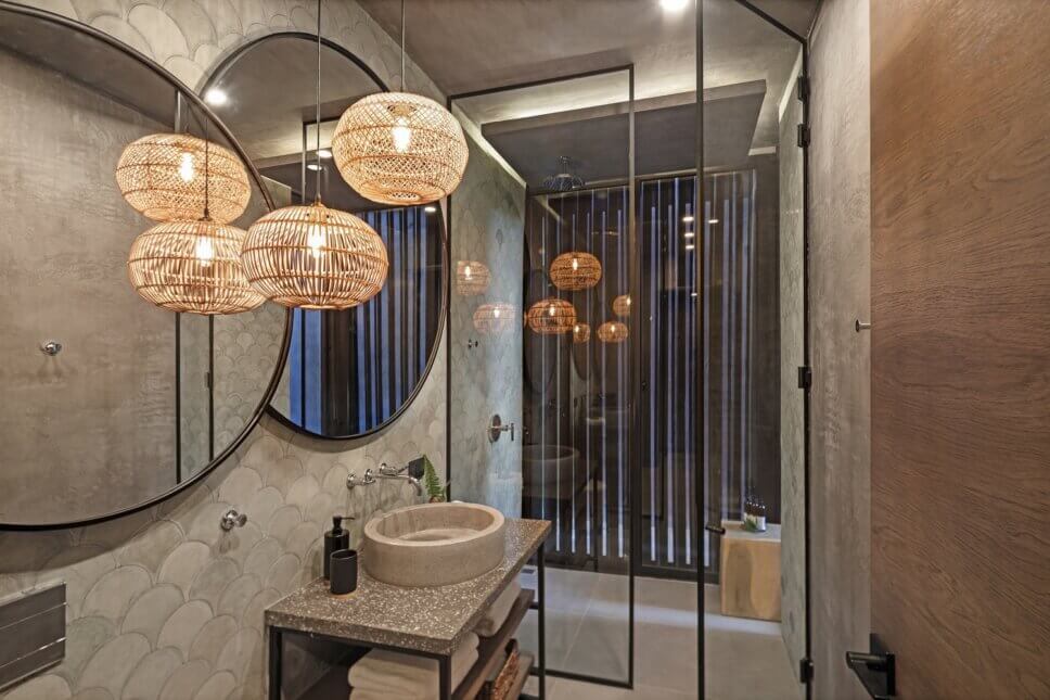 Modern eingerichtetes Badezimmer in Architektur aus Holz und Glas im tropischen Regenwald