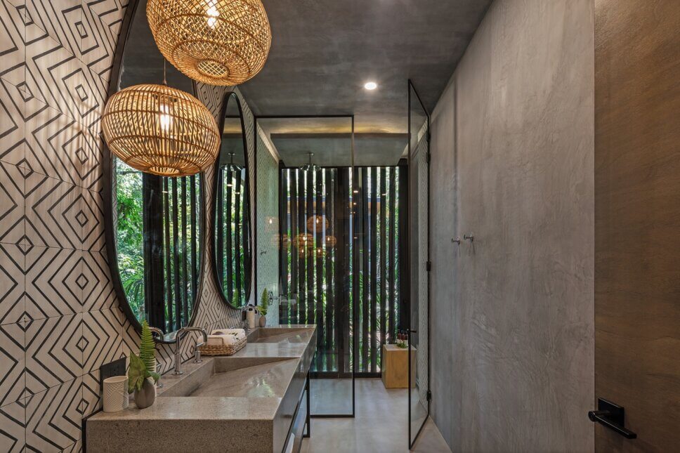 Modern eingerichtetes Badezimmer in Architektur aus Holz und Glas im tropischen Regenwald