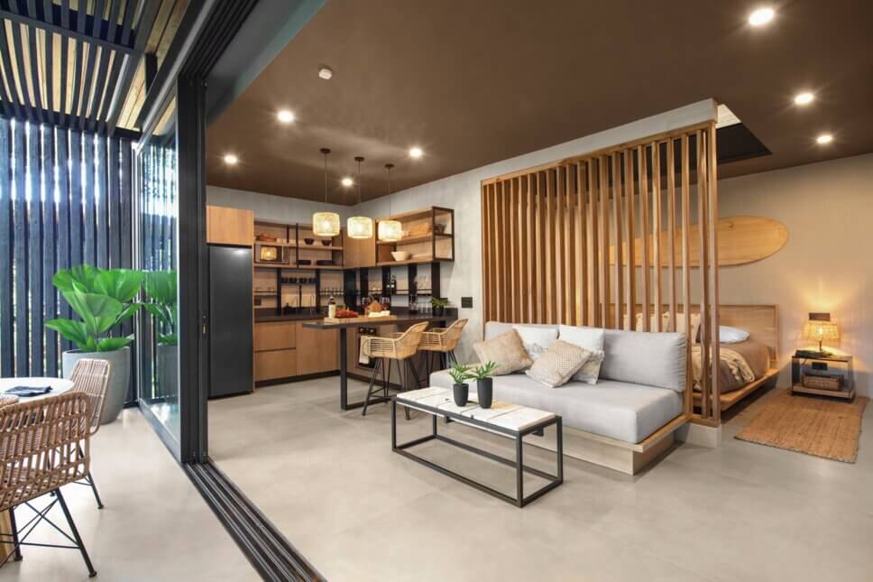 Modern eingerichtete offene Küche in Architektur aus Holz und Glas im tropischen Regenwald