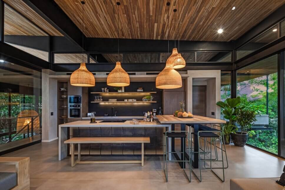 Modern eingerichtete offene Küche in Architektur aus Holz und Glas im tropischen Regenwald