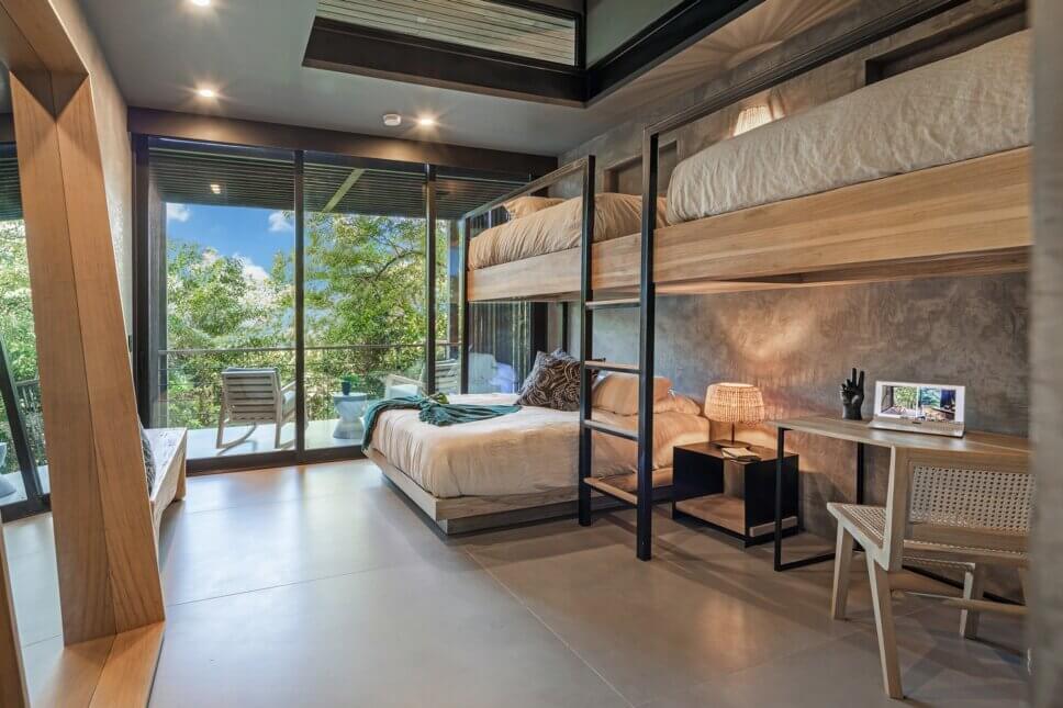 Modern eingerichtetes Schlafzimmer in Architektur aus Holz und Glas im tropischen Regenwald