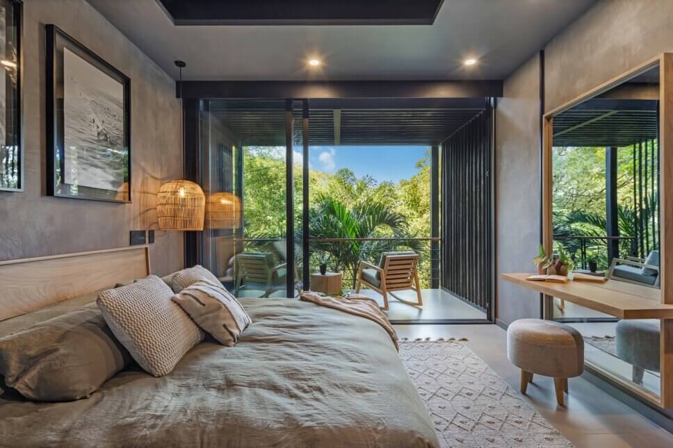Modern eingerichtetes Schlafzimmer in Architektur aus Holz und Glas im tropischen Regenwald