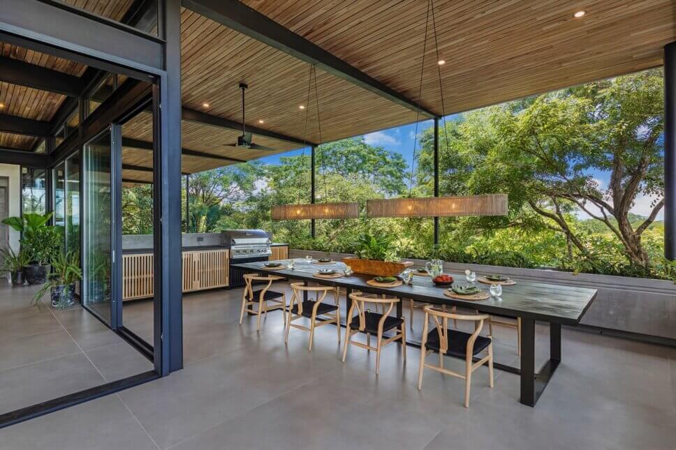 Modern eingerichtete Terrasse in Architektur aus Holz und Glas im tropischen Regenwald