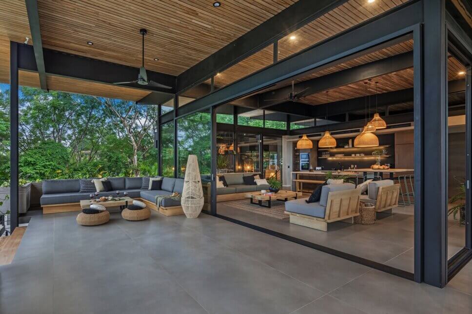 Modern eingerichtetes Wohnzimmer in Architektur aus Holz und Glas im tropischen Regenwald