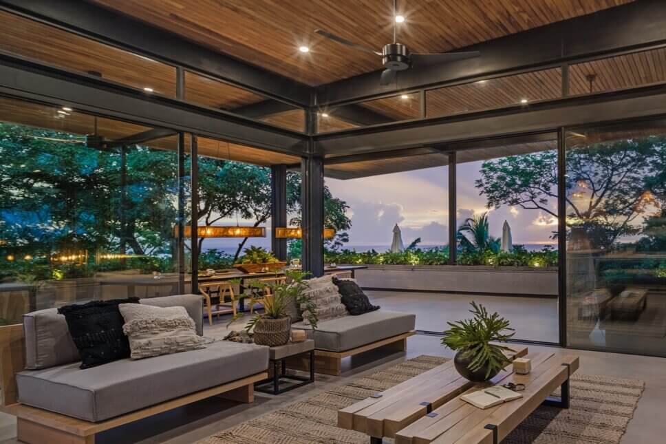 Modern eingerichtetes Wohnzimmer in Architektur aus Holz und Glas im tropischen Regenwald