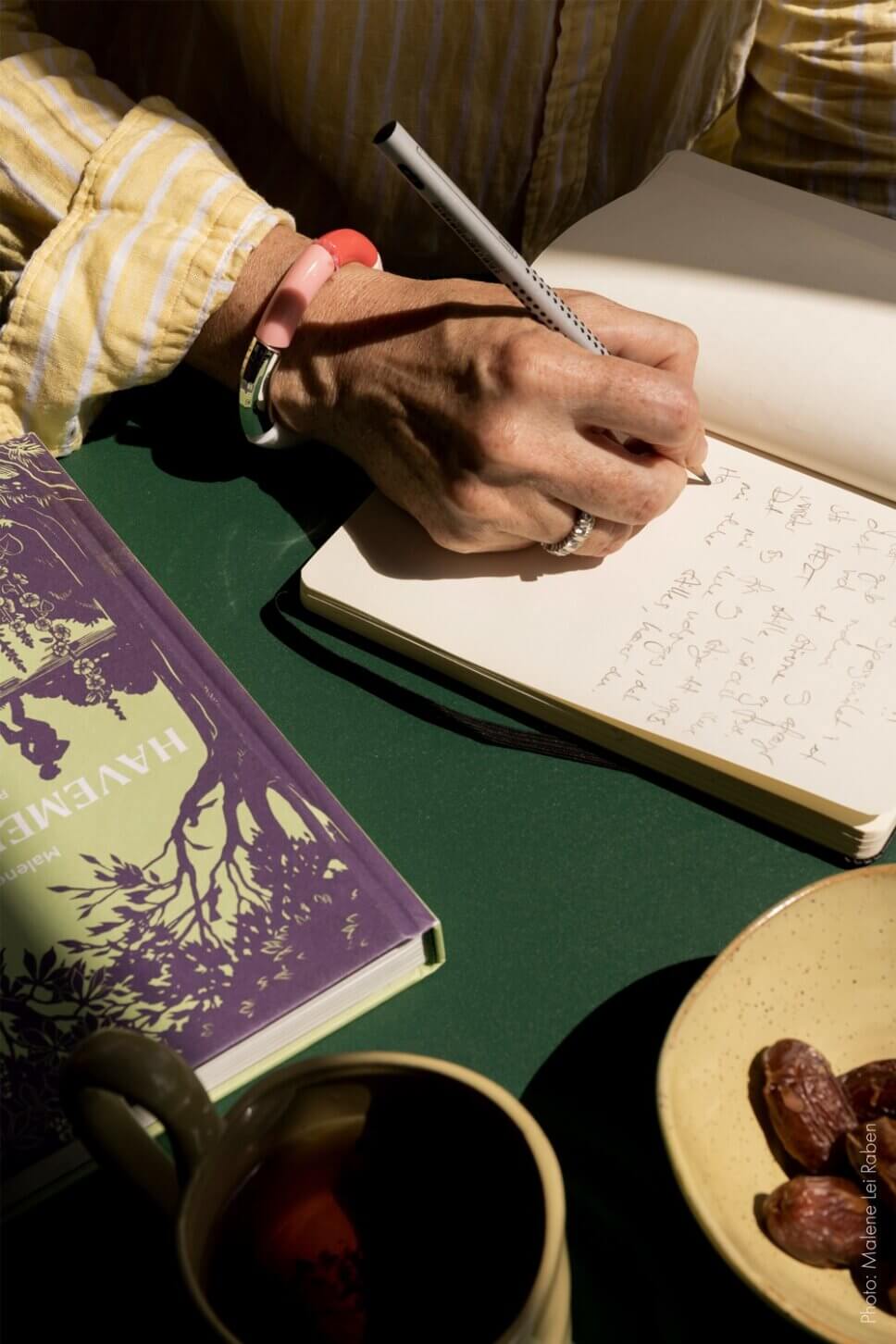 Frau schreibt in Buch