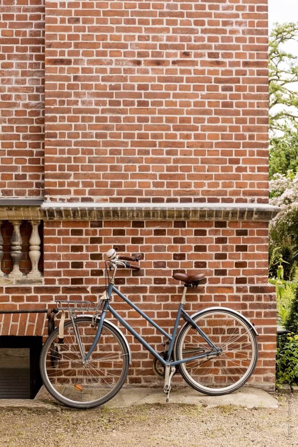 Fahrrad steht vor Backsteinhaus