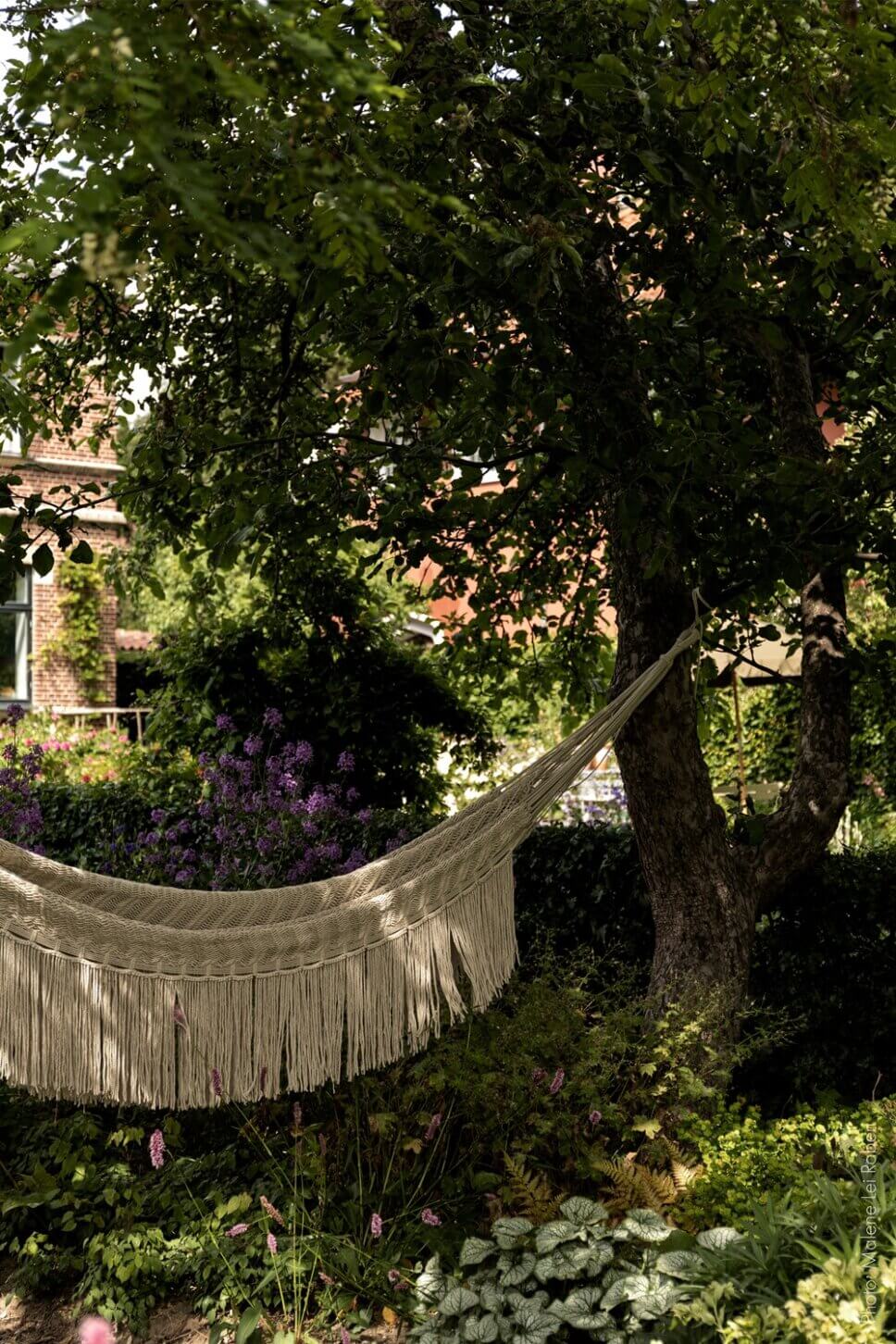 Hängematte in blühendem Garten