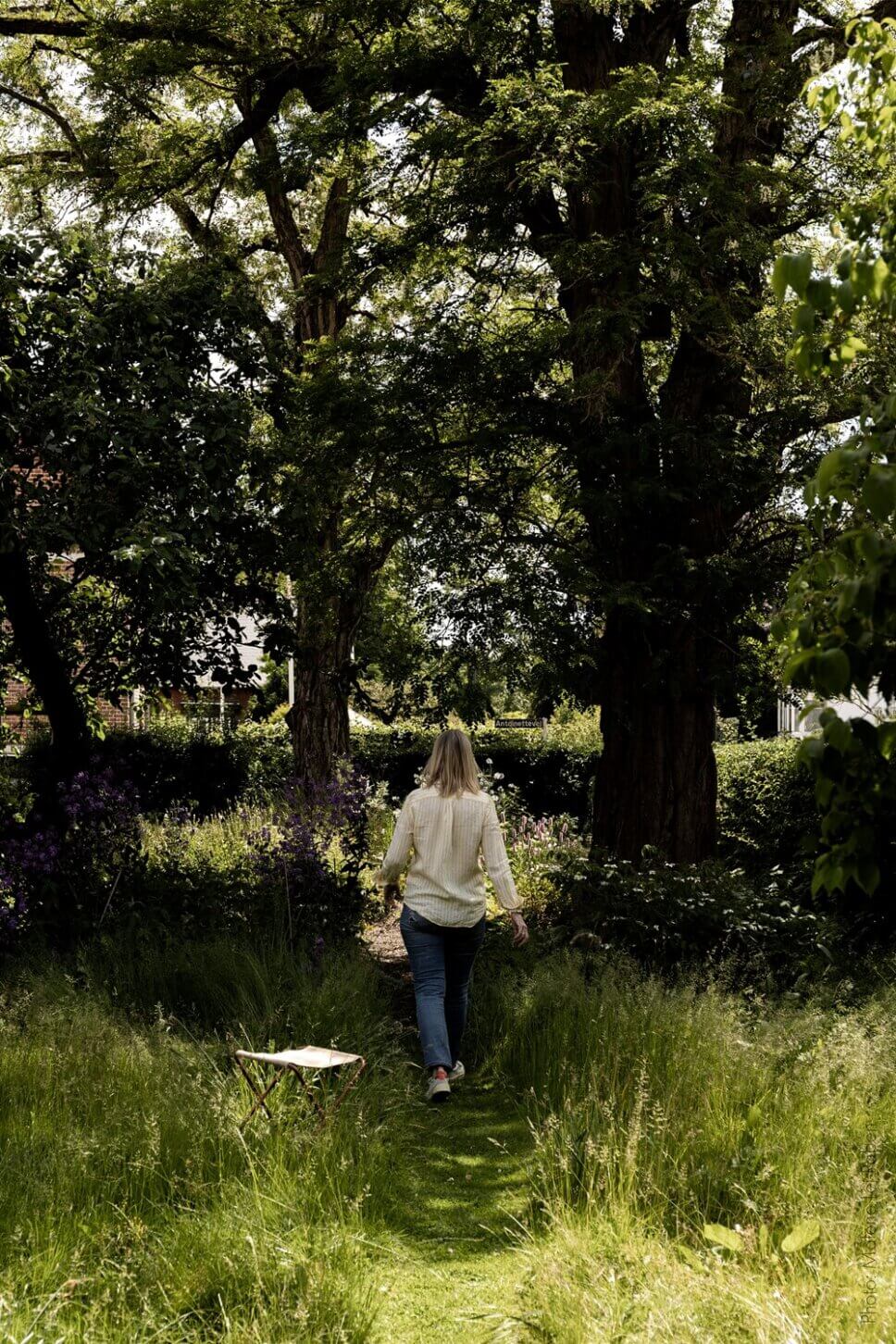 Frau geht durch Garten