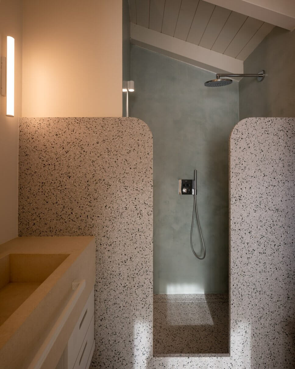 Bodenebene Dusche mit Spritzschutz aus Terrazzo