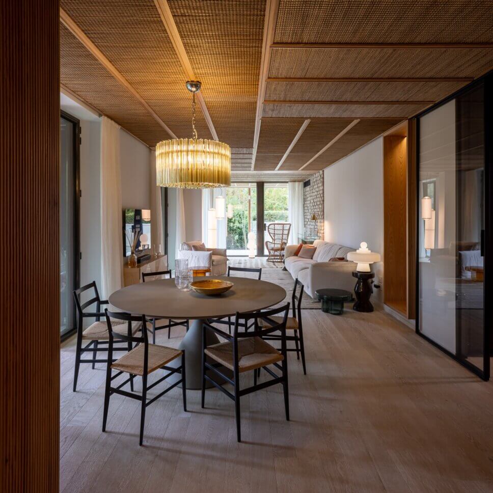 Modern eingerichtetes Wohnzimmer in mediterraner Architektur