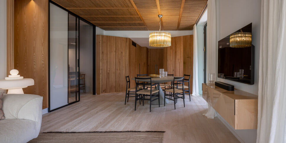 Modern eingerichtetes Esszimmer mit offener Küche in mediterraner Architektur