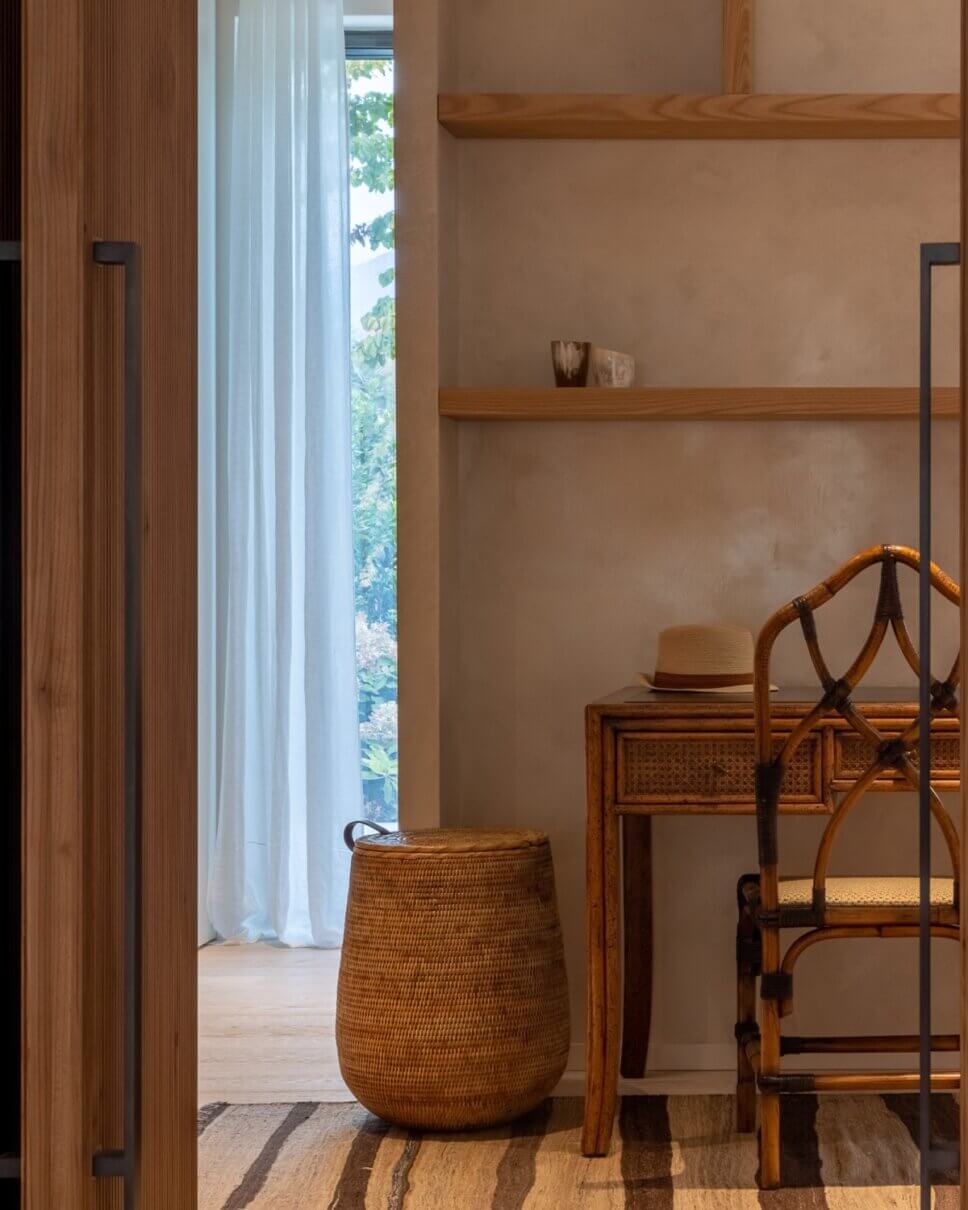 Schreibtisch mit Blick auf Terrasse und Garten