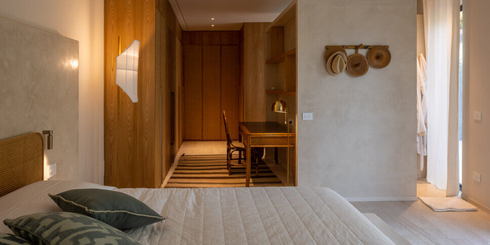 Mit Wandlampen beleuchtetes modern eingerichtetes Schlafzimmer mit Schreibtisch