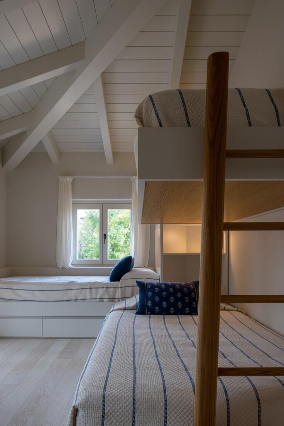 Mit Etagenbett modern eingerichtetes Schlafzimmer