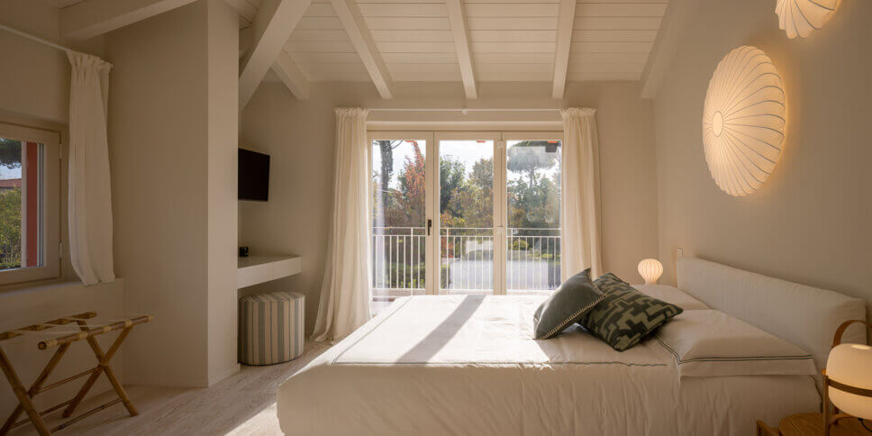 Mit Wandlampen beleuchtetes modern eingerichtetes Schlafzimmer