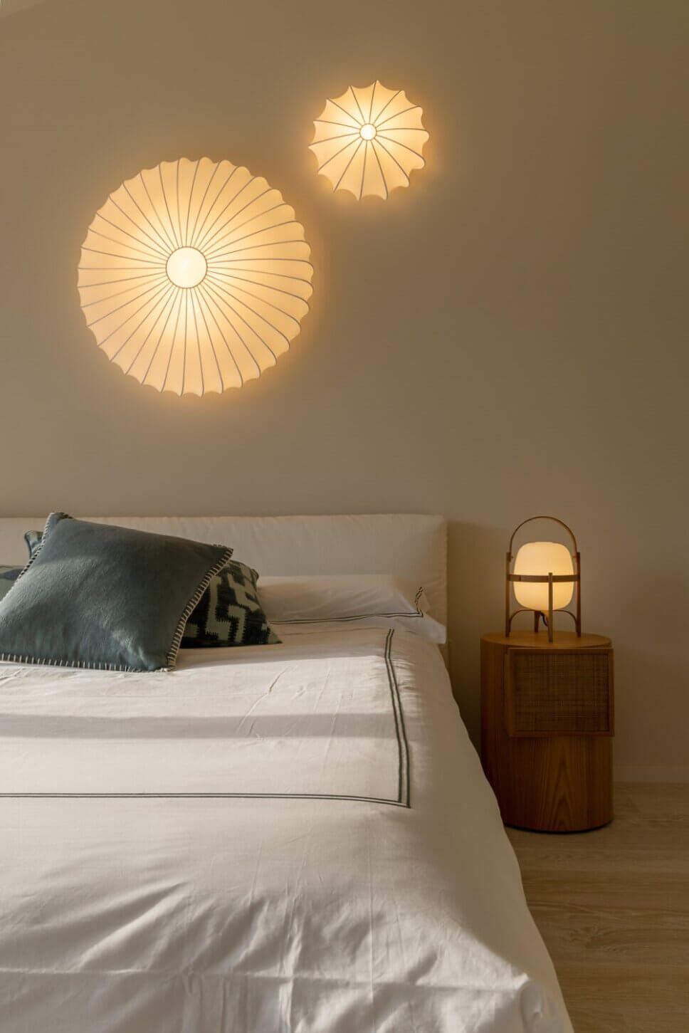 Mit Wandlampen beleuchtetes modern eingerichtetes Schlafzimmer