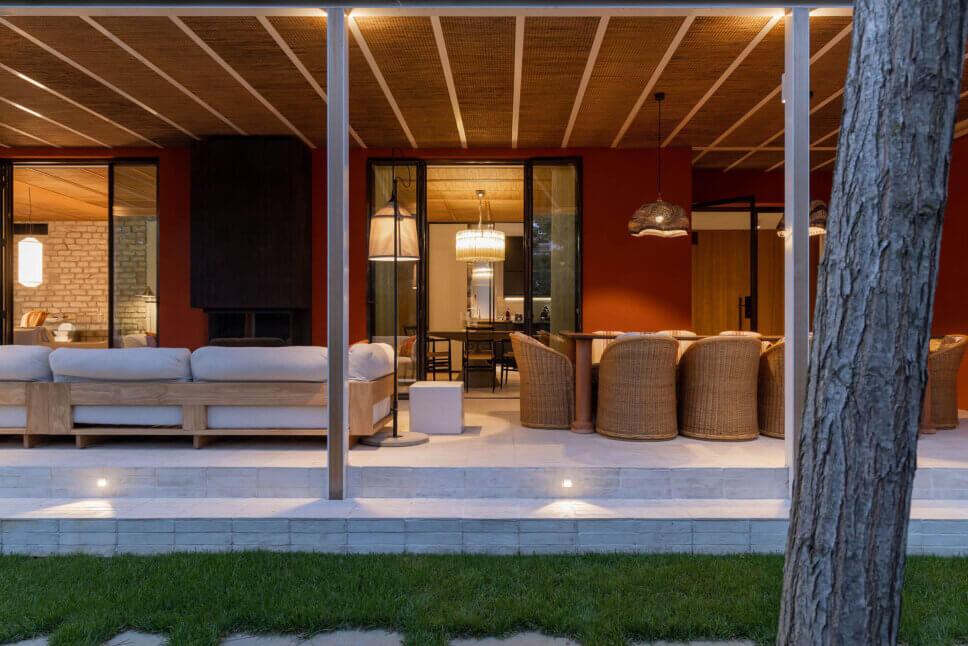 Beleuchtete Terrasse mit Lounge und Kamin