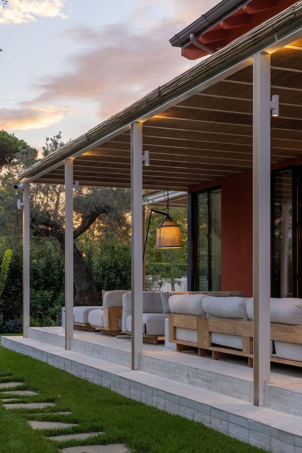 Beleuchtete Terrasse mit Lounge und Kamin