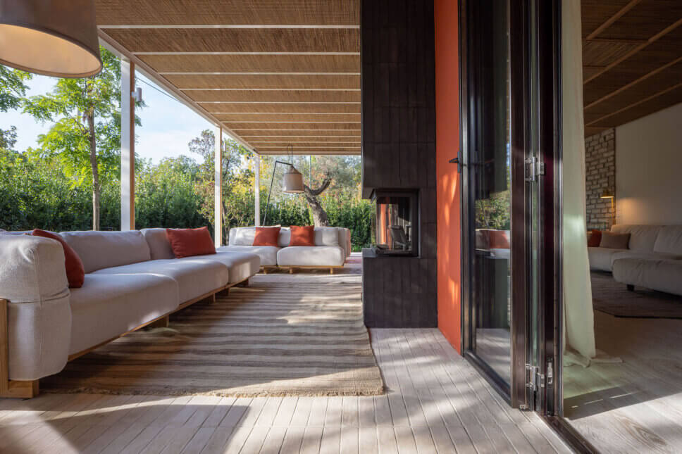 Große Terrasse mit Lounge und Kamin