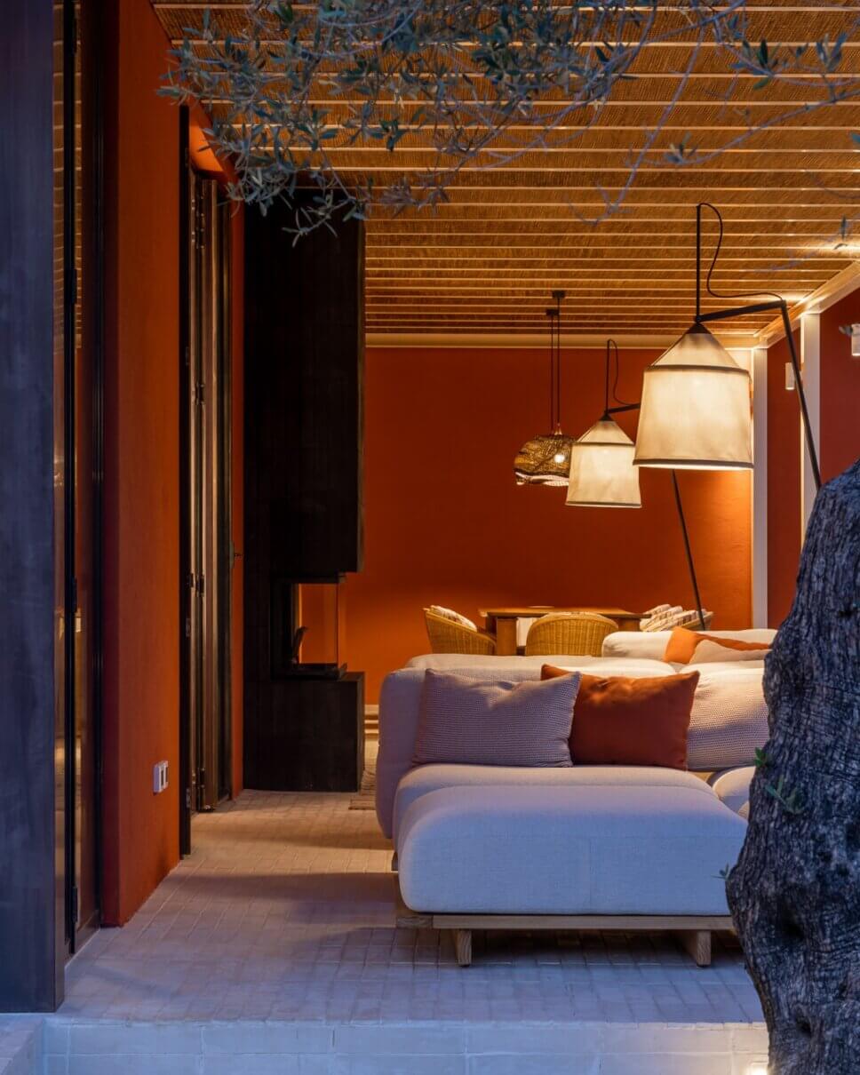 Beleuchtete Terrasse mit Lounge und Kamin